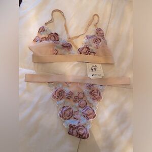 Gorgeous Fornia lingerie set - NWT!